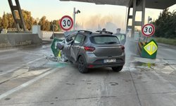 İzmir'de otoyol gişesinde vahim kaza: Yanan otomobilde can verdi