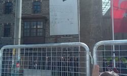 Meslek Fabrikası önünde pankart gerilimi: Polis indirdi, yurttaşlar tepki gösterdi