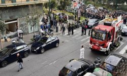 Napoli'de banka soygunu: 25 kişi rehin alındı