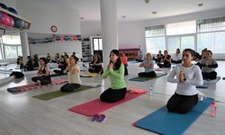 Bornovalı kadınlara yoga desteği