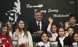 Özgür Özel, koltuğunu depremzede Elisa Dok’a devretti