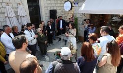 Alaçatı Ot Festivali’nde kültür buluşması: Çeşme Kitap Kafe hizmete açıldı