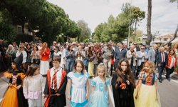 Alaçatı Ot Festivali’nde renkli kortej: 23 Nisan coşkusu Çeşme'nin tüm sokaklarına yayıldı