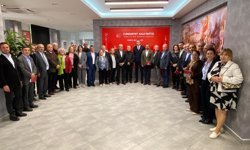 CHP İzmir'de kritik zirve: Geçmiş dönemlerde görev almış partililerle buluşuldu