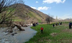 Hakkari’de kayıp alarmı: Dereye düştüğü iddia edilen 8 yaşındaki çocuk için arama çalışmaları devam ediyor