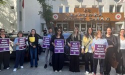 İzmir Büyükşehir'e kadınlardan tepki: Berkhan Alptekin ödüllendirildi