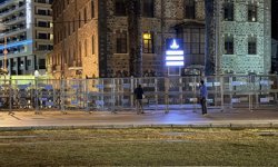 Meslek Fabrikası önünde yeni barikat: Yurttaşların oturduğu alan kapatıldı