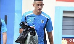 'Uçakta bomba var' şakası yapan Arjantinli futbolcu ters kelepçeyle gözaltına alındı