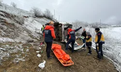 Hastane yolunda facia: Ambulans uçuruma yuvarlandı