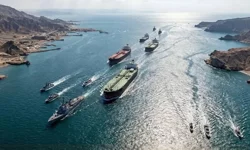 Hürmüz Boğazı'ndan geçmeye çalışan gemilere ateş açıldı!