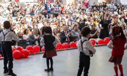 Bornova’da 23 Nisan coşkusu sahneye taşındı: Miniklerden unutulmaz gösteri