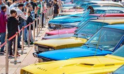 İzmir’de Klasik Otomobil Sergisi ziyaretçilerini zaman yolculuğuna çıkardı: Devamı gelecek