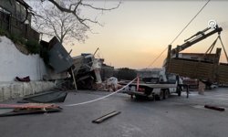 İzmir'de freni patlayan kamyon okul bahçesine devrildi: Sürücü yaralandı