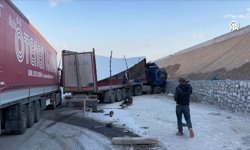Tırda yüklü mermer bloklar kazada devrildi: 1 işçi yaşamını yitirdi