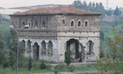 İzmir’de gizli kalan tarih: Bu kilise neden çürümeye terk edildi?