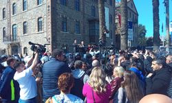 Meslek Fabrikası önünde gerilim yükseliyor: Polis barikatı yıkıldı