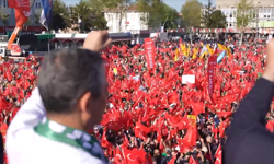 Özel Sakarya mitinginde seslendi: Birilerinin gidişi bu meydanlardan belli