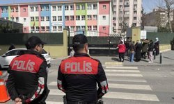 İçişleri Bakanlığı saldırıların ardından her okulun önüne iki polis görevlendirdi