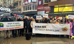 Akbelen direnişçisi Esra Işık'a İzmir'de sağanak altında destek: Milas bir şirketten büyüktür