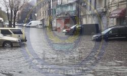 İzmir Emniyeti'nden Konak için kritik uyarı: Bu sokak su birikmesi nedeniyle kapatıldı