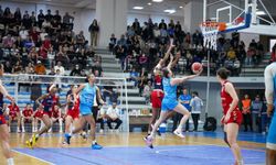 Final ateşi Turgutlu’da yandı: Turgutlu Belediyesi Kadın Basketbol Takımı seriye güçlü başladı