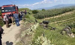 Manisa'da ölümlü kaza... Araç sürttü, traktör şarampole uçtu!
