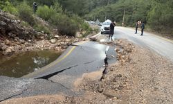 Bodrum'da içme suyu hattı patladı: Sürücüler zor anlar yaşadı