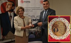 Tülay Aktaş Gönüllü Kuruluşlar Güçbirliği'nden Ayla Kara’ya anlamlı ödül