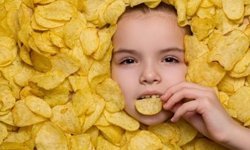 Günde bir paket cips yemek zararlı mı? Hangi hastalığı tetikliyor?