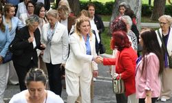 CHP Kadın Kolları Genel Başkanı Kaya Kuşadası'nda: Yurttaştan coşkulu karşılama