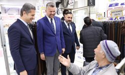 CHP Buca'da sokağa indi: Yücel ve Duman yurttaşla bir araya geldi