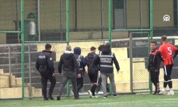Hakemi darbettiği iddiasıyla bir futbolcu gözaltına alındı