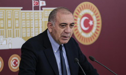CHP’li Gürsel Tekin yaptığı paylaşımla Özgür Özel’e ateş püskürttü