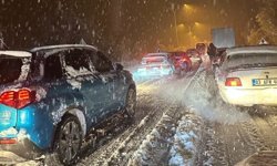 İzmir-Afyon yolu yoğun kar yağışı nedeniyle ulaşıma kapandı