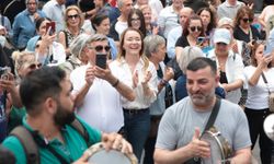Kemeraltı’nda şenlik başladı: Başkan Mutlu’ya esnaf ve vatandaştan teşekkür