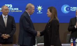 Erdoğan rozetini taktı: Burcu Köksal AKP'ye katıldı!