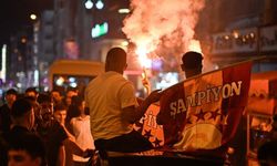 İzmir'de Cimbom'un şampiyonluğu kutlanıyor: Taraftar Gündoğdu'ya aktı