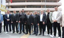 Kemeraltı esnafından Tugay'a 'takım elbiseli' yanıtı: İt uğursuz değiliz!