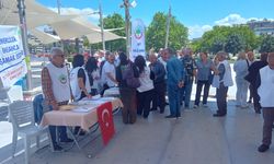 İzmir'de emekliler sokağa indi: 1 milyon dilekçe kampanyası için imza toplandı