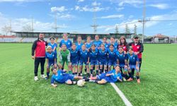 İzmirli Kız Futbol Takımı Türkiye şampiyonu oldu