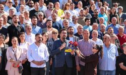 CHP'liler Başkan Duman'a destek için Buca Belediyesi önünde: Ne korkarız ne susarız ne de geri adım atarız!