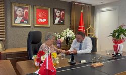 Gümrükçü gönül aldı: Tepkiyle gelen teyzeyi dinledi, elini öperek uğurladı