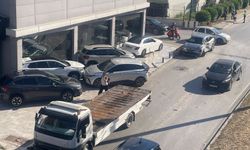 İzmir'de tırın çarptığı otomobil galeriye savruldu: Şans eseri yaralanan olmadı