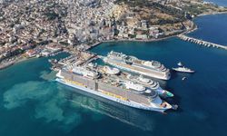 Kuşadası'na 3 gemi otel yanaştı