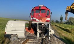 Hemzemin geçitte kaza… İzmir treni çarptı!