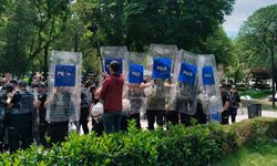 Öğretmenlere yine polis müdahalesi: Ters kelepçeyle gözaltına alındılar!