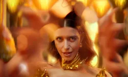 Beren Saat'in yeni klibi 'Honey Bee' sosyal medyada dalga konusu oldu