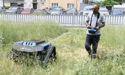 Çiğli'de temizlikte yeni dönem: Ot biçme robotu sahaya indi