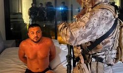 MİT'ten Çeşme'de operasyon... Baron yarı çıplak yakalandı