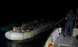 İzmir açıklarında 4’ü çocuk 65 göçmen bulundukları botlardan tahliye edildi